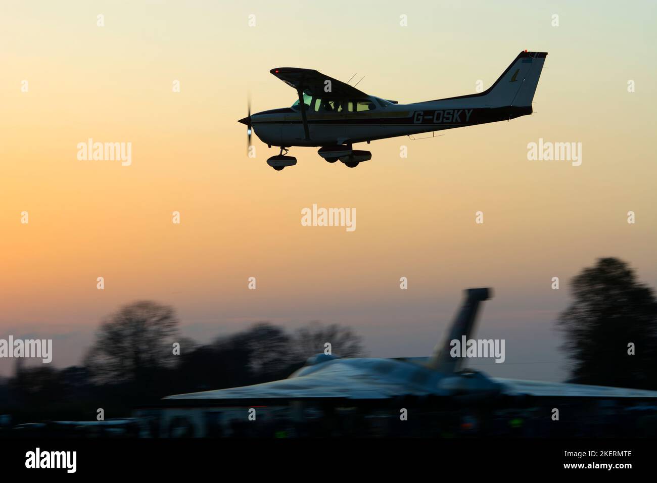 Cessna 172M Skyhawk débarquant au coucher du soleil, terrain d'aviation de Wellesbourne, Warwickshire, Royaume-Uni (G-OSKY) Banque D'Images