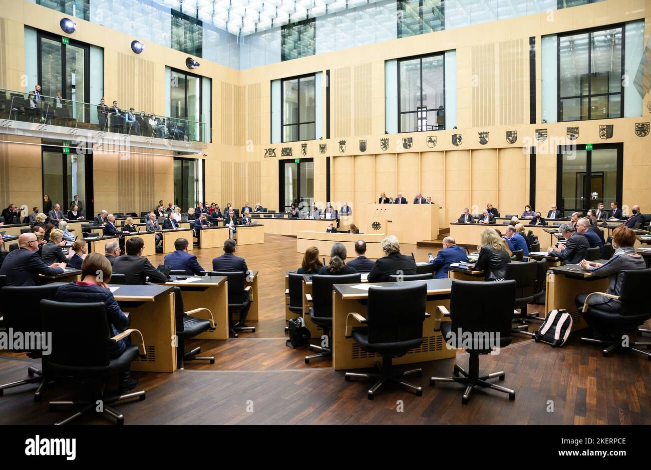Berlin, Allemagne. Berlin, Allemagne. 14th novembre 2022. Les membres du Bundesrat participent à une session spéciale le mois de décembre, à l'aide d'urgence et aux revenus prévus des citoyens. Après l'approbation du Bundestag, la Chambre d'État débat maintenant sur les milliards d'aide d'urgence pour les clients du gaz et du chauffage urbain. Le Bundesrat vote également le projet de loi sur le revenu des citoyens adopté par le Bundestag. La loi exige également l'approbation de la chambre d'État pour entrer en vigueur. Credit: dpa Picture Alliance/Alay Live News Banque D'Images