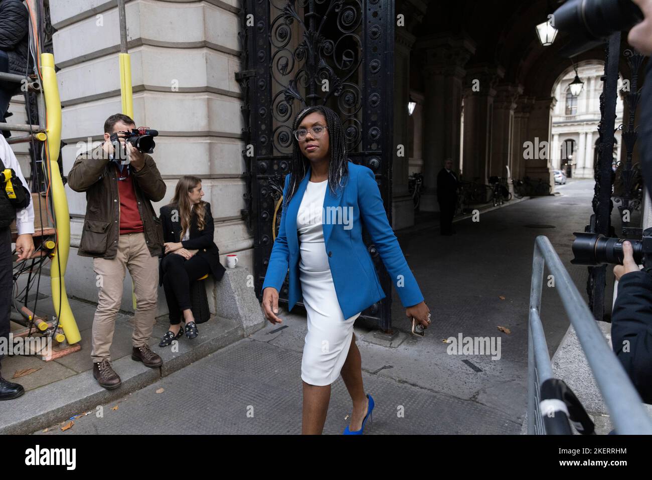 Le député du ministre conservateur britannique Kemi Badenoch arrive pour voir si elle a un poste de Cabinet à Downing Street alors que Rishi Sunak forme son nouveau gouvernement. Banque D'Images