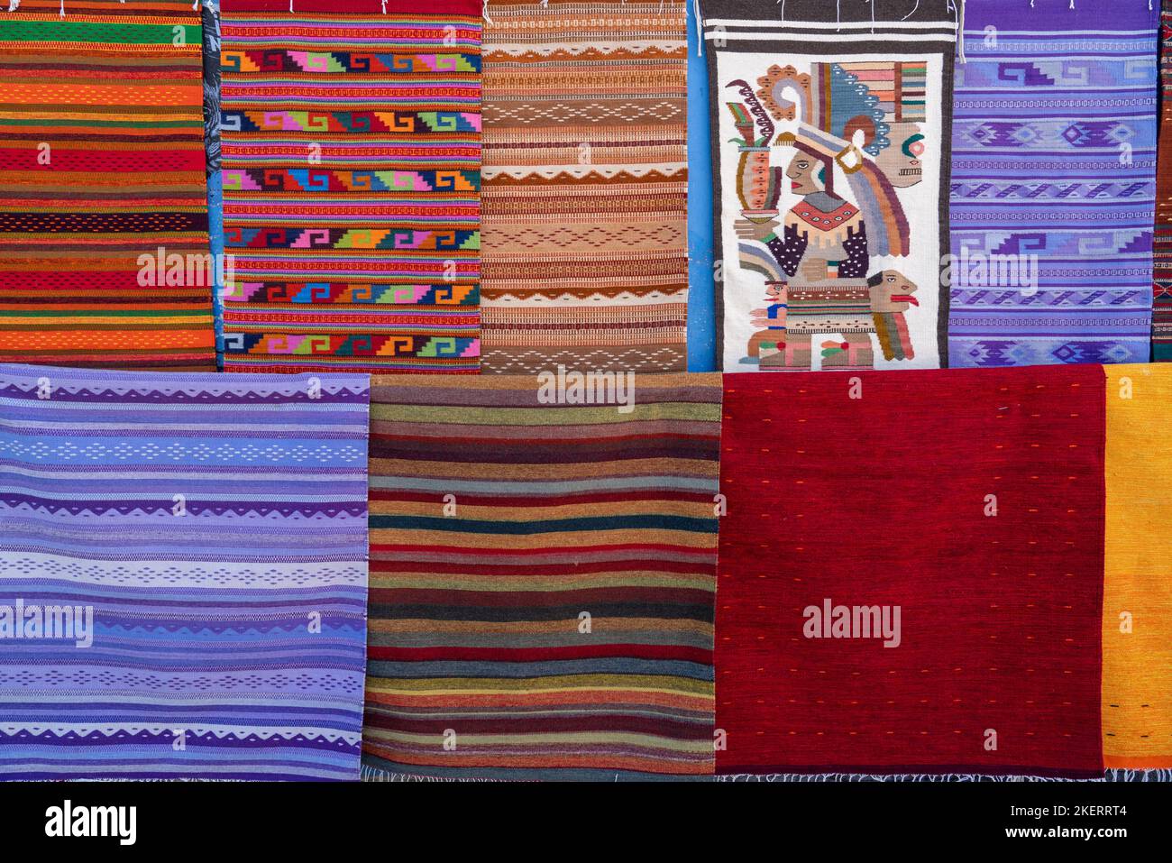 Tapis de laine tissés à la main avec motifs Zapotec en vente dans la rue à Oaxaca, au Mexique. La plupart des tissages vendus dans tout le Mexique sont fabriqués à Oaxaca. Banque D'Images