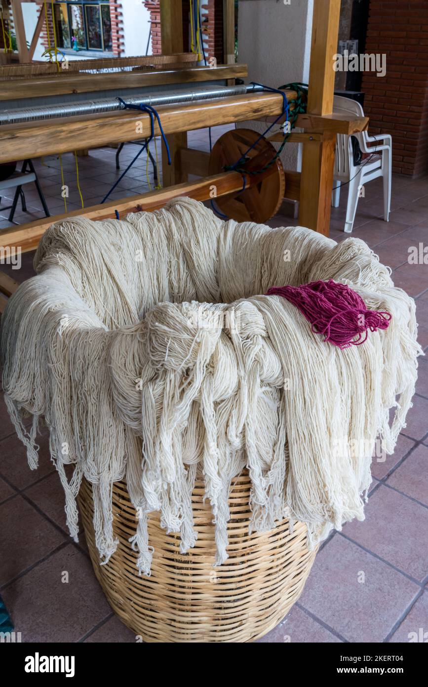 Fils de laine à utiliser dans le tissage de tapis à Teotitlan del Valle, un célèbre centre de tissage près d'Oaxaca, au Mexique. Banque D'Images