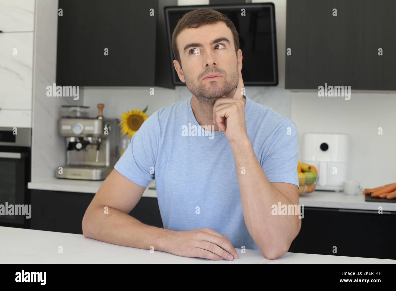 Homme imaginatif dans la cuisine Banque D'Images