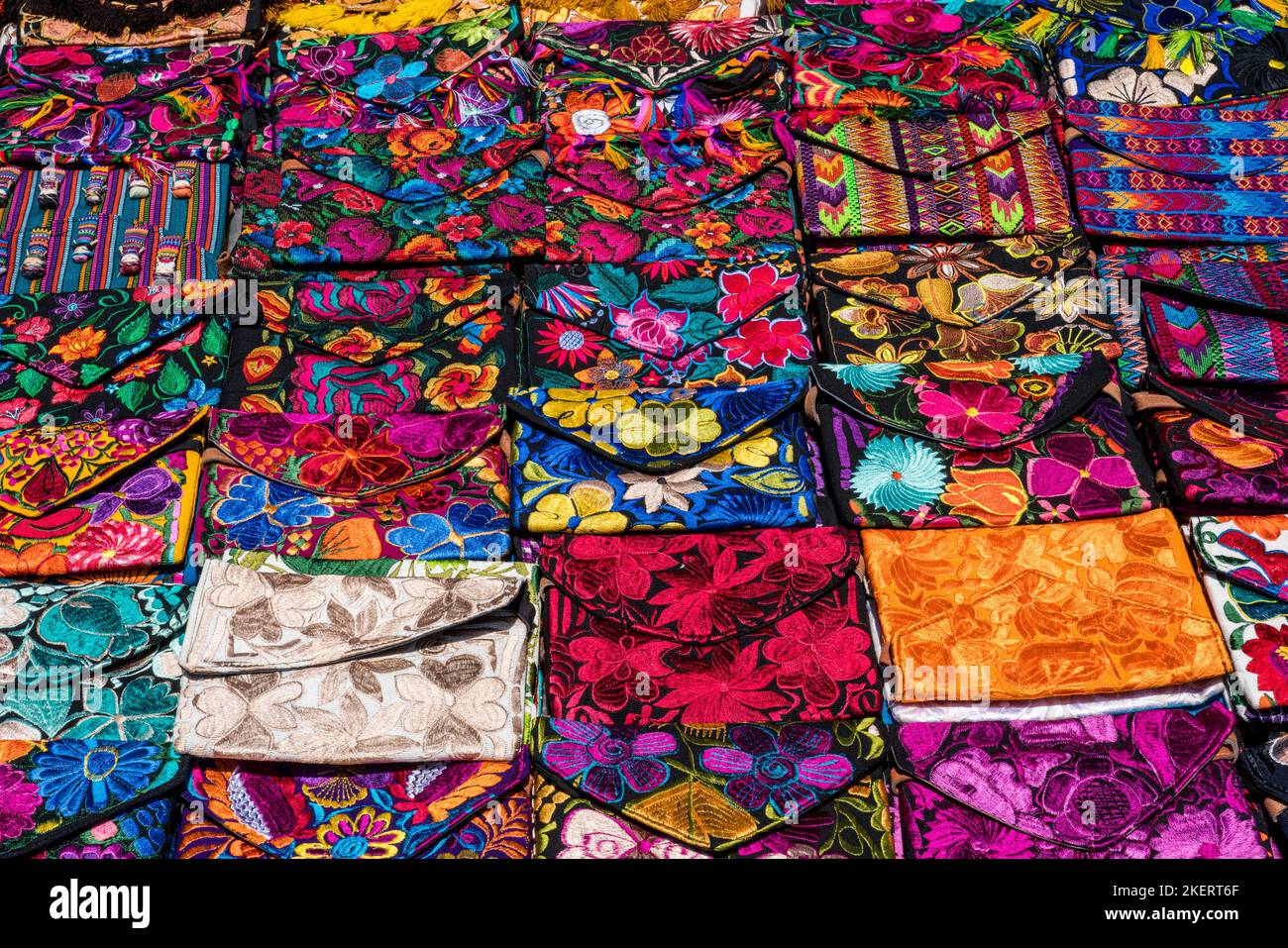 Bourses en forme de textlie tissées ou brodées à la main colorées à vendre sur un marché de rue à Oaxaca, au Mexique. Banque D'Images