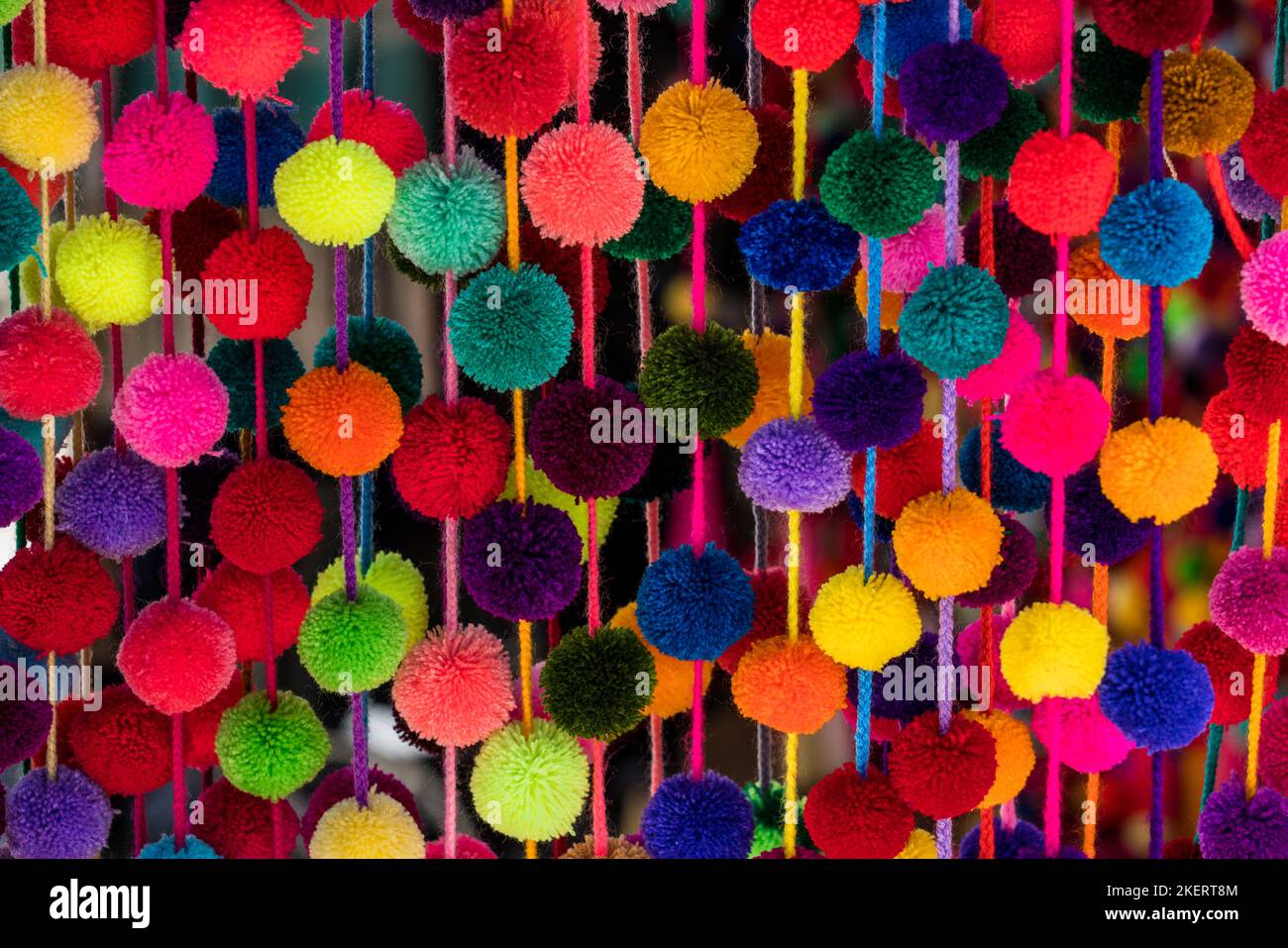 Pompons décoratifs colorés à vendre sur un marché de rue à Oaxaca, au Mexique. Banque D'Images