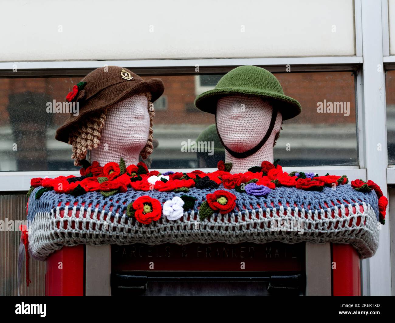 Décoration souvenir sur une boîte postale, Kenilworth, Warwickshire, Angleterre, Royaume-Uni Banque D'Images