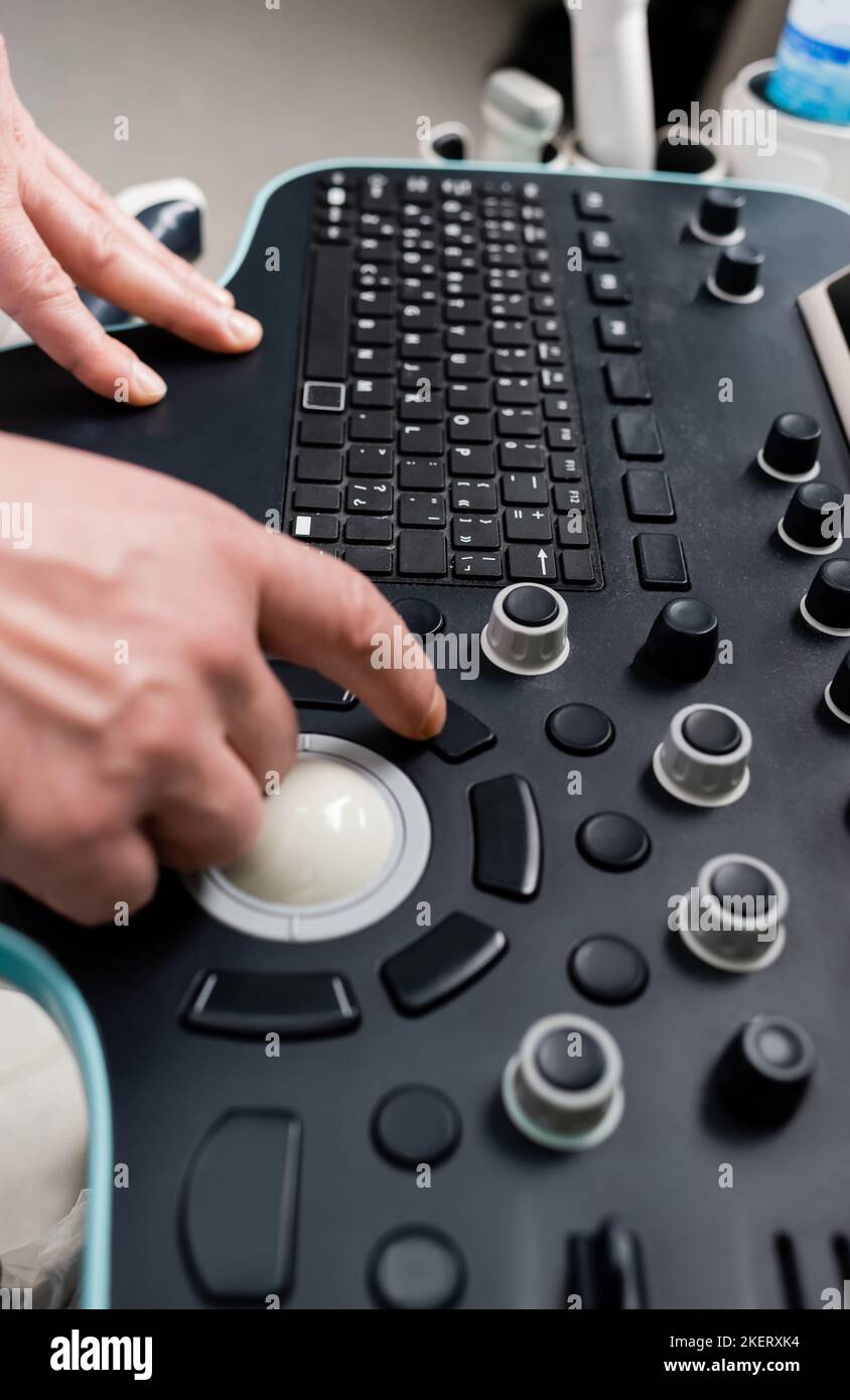 vue partielle de la console de réglage du médecin de l'échographe en clinique, image de stock Banque D'Images