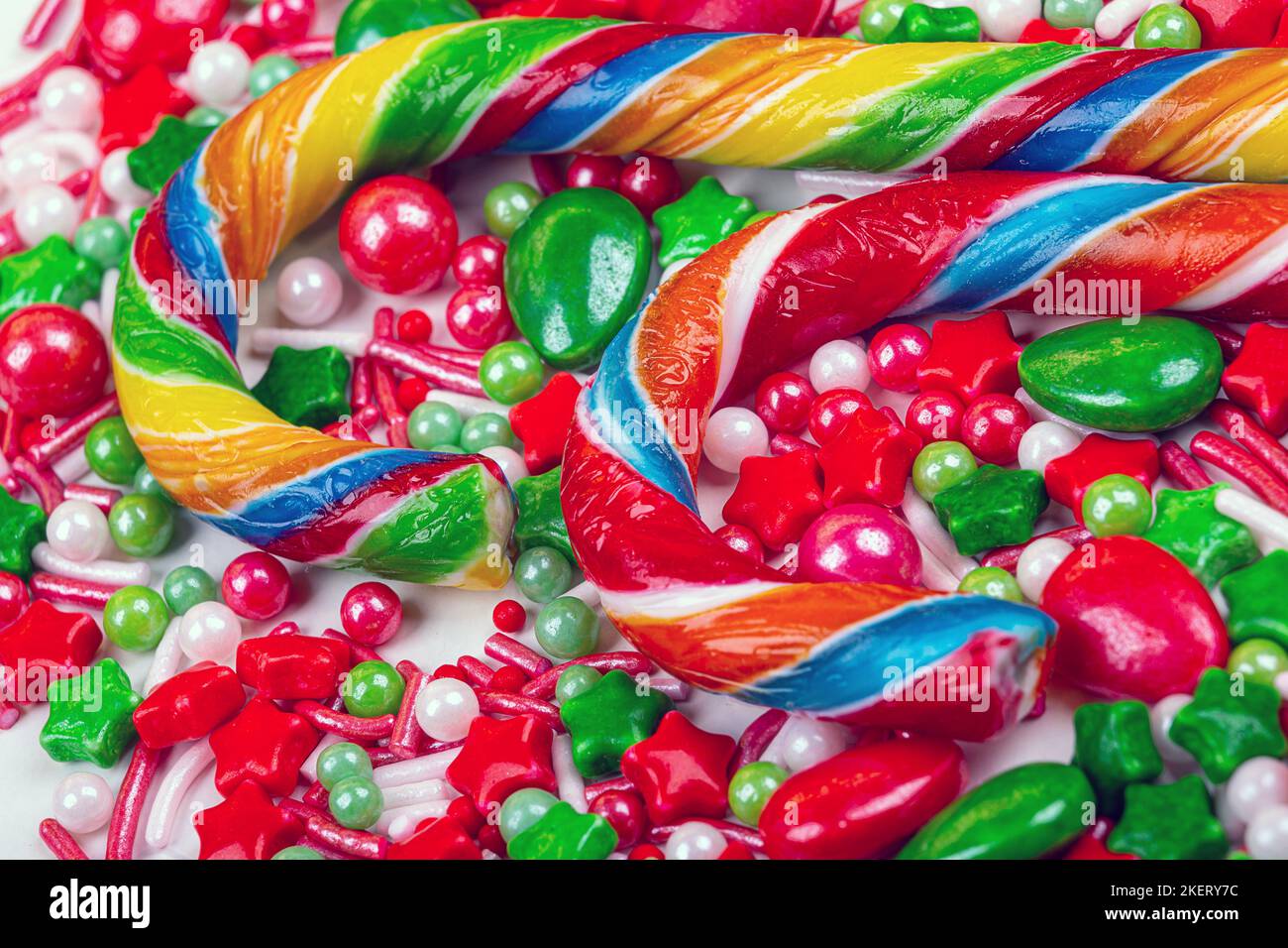 Arrière-plan de Noël de bonbons et de sucettes colorés, macrophotographie Banque D'Images