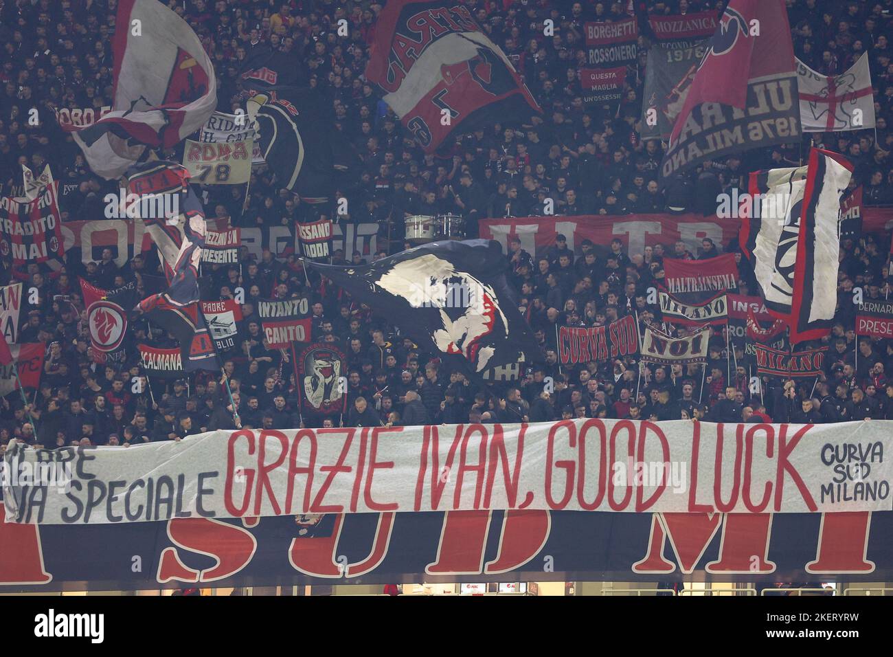 Milan, Italie. 13th novembre 2022. Italie, Milan, nov 13 2022: les supporters de l'ac Milan brandissent les drapeaux et affichent des bannières dans les stands pendant le match de football AC MILAN vs FIORENTINA, Serie A Tim 2022-2023 day15 San Siro stade (Credit image: © Fabrizio Andrea Bertani/Pacific Press via ZUMA Press Wire) Banque D'Images