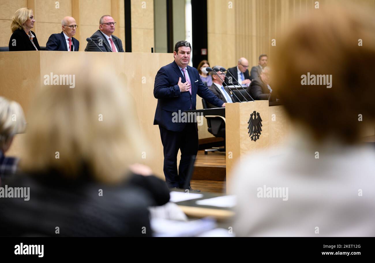 Berlin, Allemagne. 14th novembre 2022. Hubertus Heil (SPD), ministre fédéral du travail et des Affaires sociales, prend la parole lors de la session extraordinaire du Bundesrat allemand sur l'aide d'urgence de décembre et le revenu citoyen prévu. Après l'approbation du Bundestag, la Chambre d'État débat maintenant sur les milliards d'aide d'urgence pour les clients du gaz et du chauffage urbain. Le Bundesrat vote également le projet de loi sur le revenu des citoyens adopté par le Bundestag. La loi exige également l'approbation de la chambre d'État pour entrer en vigueur. Credit: Bernd von Jutrczenka/dpa/Alamy Live News Banque D'Images