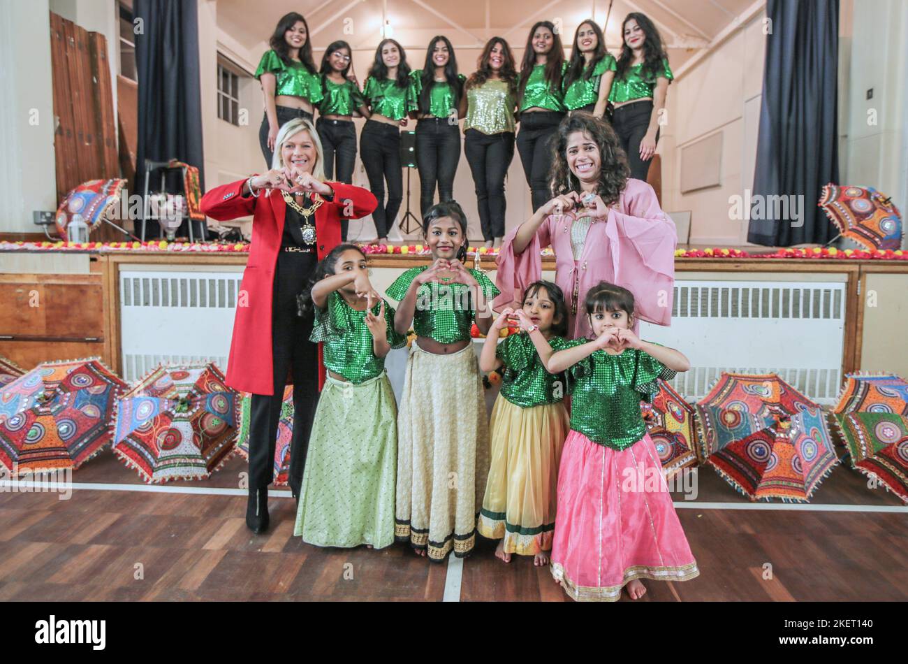 Londres UK Cheam 14 Nov 2022, Monali Mohite Selvaraj, actrice Bollywood et professeur de danse classique et Bollywood, avec invité spécial le maire de Sutton Trish Fivey, et tous les étudiants diplômés. Paul Quezada-Neiman/Alamy Live News Banque D'Images