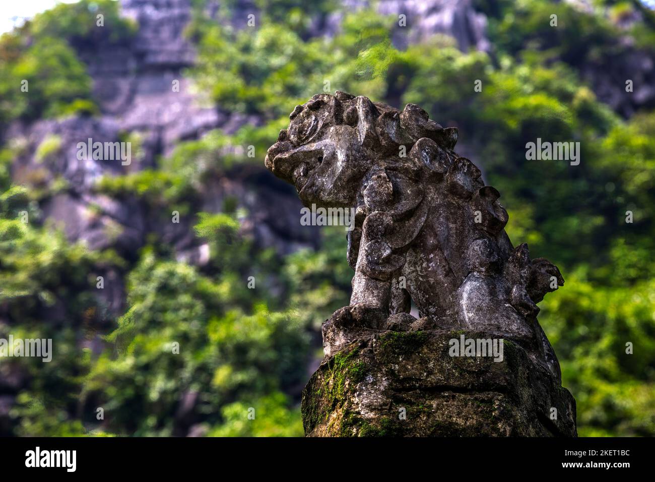 Sur le chemin en haut de 500 escaliers au-dessus de l'entrée de la grotte de Mua, à Tam COC, Ninh Binh. Banque D'Images