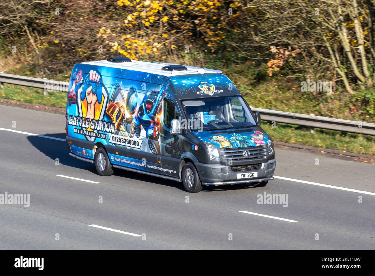 Les postes de combat Mobile Gaming Events 2013 VW Volkswagen Crafter 1968cc Diesel 6 vitesse manuelle voyageant sur l'autoroute M6, Royaume-Uni Banque D'Images