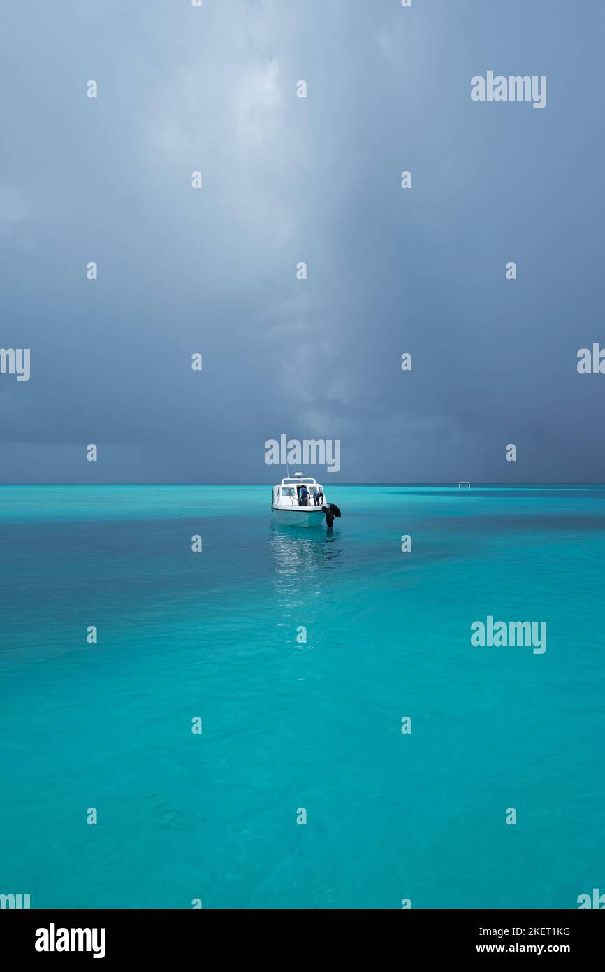 Belle plage de Fulidhoo, Maldives pendant la saison des pluies, avec un temps sombre. Banque D'Images