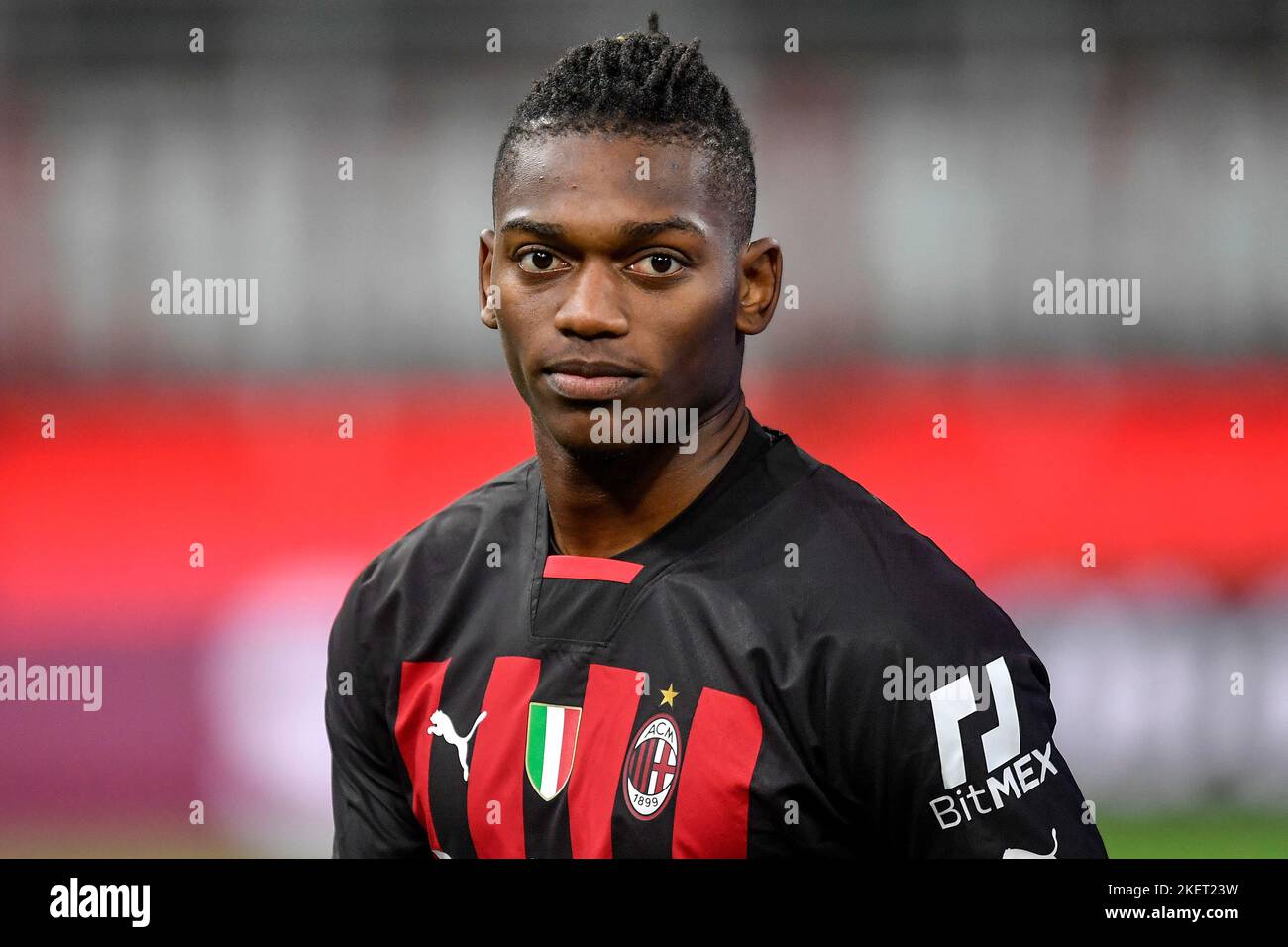 Rafael Leao de l'AC Milan regarde pendant la série Un match de football entre l'AC Milan et l'AFC Fiorentina au stade San Siro de Milan (Italie), novembre Banque D'Images