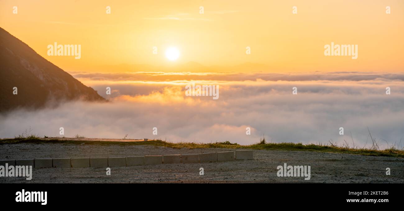 Plaque arrière pour CGI montrant un terrain de stationnement en gravier à un point de vue sur l'île de Corfou pendant un beau lever de soleil Banque D'Images