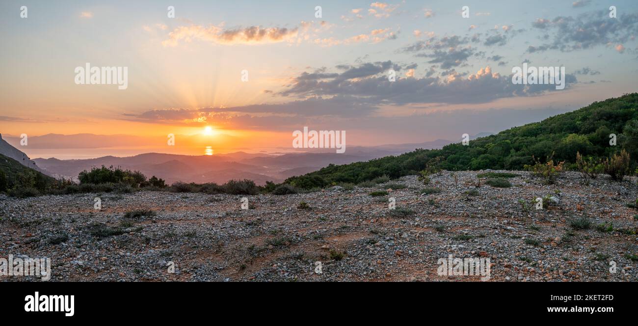 Plaque arrière pour CGI montrant un terrain de stationnement en gravier à un point de vue sur l'île de Corfou pendant un beau lever de soleil Banque D'Images