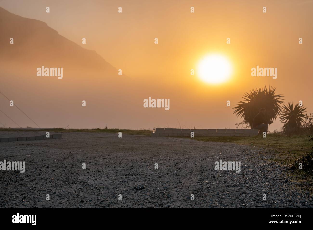 Plaque arrière pour CGI montrant un terrain de stationnement en gravier à un point de vue sur l'île de Corfou pendant un beau lever de soleil Banque D'Images
