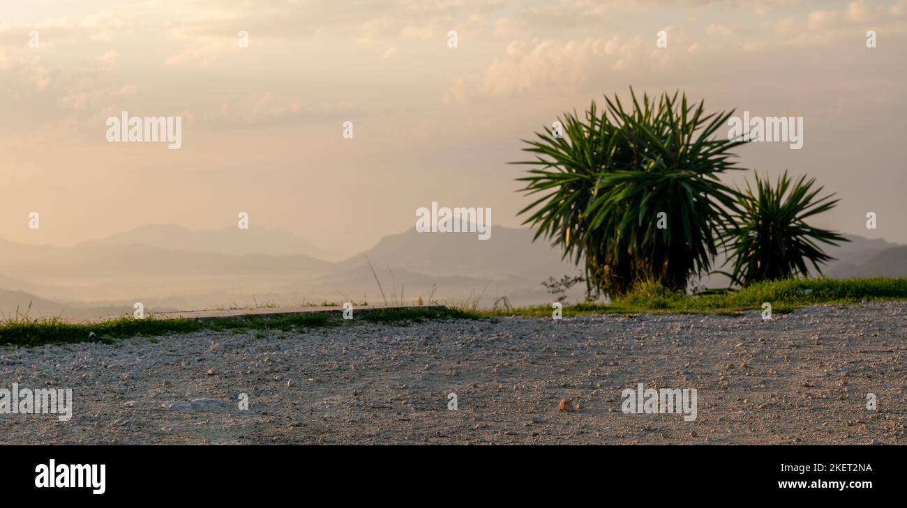 Plaque arrière pour CGI montrant un terrain de stationnement en gravier à un point de vue sur l'île de Corfou pendant un beau lever de soleil Banque D'Images