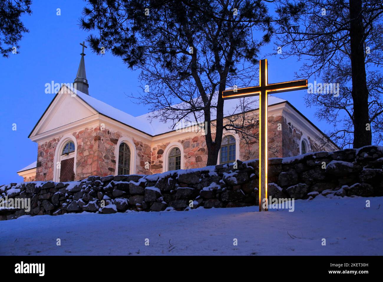 Croix illuminée en face de l'église Uskela, construite en 1832 et conçue par le célèbre architecte finlandais C. L. Engel, au crépuscule du jour de Noël. Salo, fin Banque D'Images