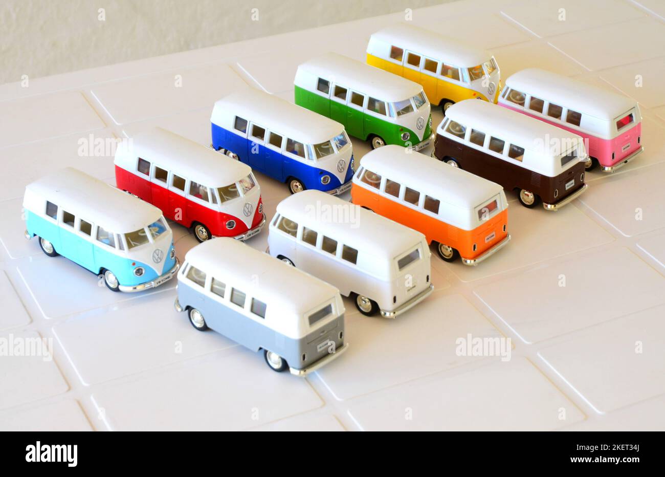 Ville: Marilia, São Paulo, Brésil - 23 juin 2022: Voitures VW miniatures pour le fret et le transport dans différentes couleurs. Miniatures de l'échelle diecast. : Editorial Banque D'Images