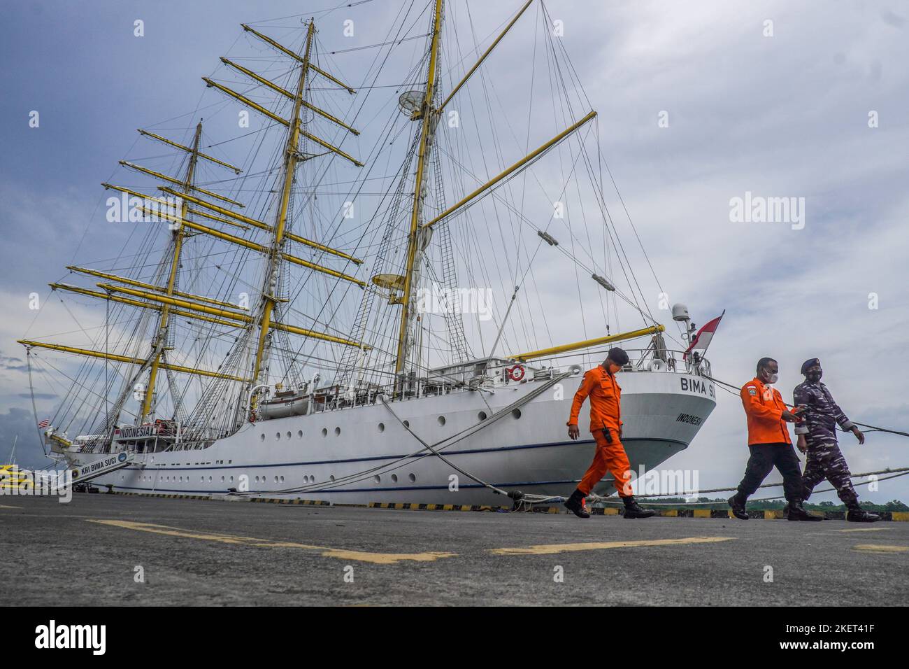 Badung, Indonésie. 13th novembre 2022. Des membres de la marine et de la recherche et du sauvetage traversent le navire de la marine indonésienne KRI Bima Suci, qui accoste au port de Benoa pour soutenir la sécurité du Sommet de Bali en G20. L'Indonésie a tenu le groupe de 17th de vingt 'G20' Sommet des chefs d'État et de gouvernement, qui s'est tenu à Nusa Dua, Bali, sur le 15-16 novembre 2022. Crédit : SOPA Images Limited/Alamy Live News Banque D'Images