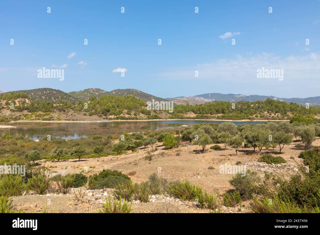 Vue panoramique sur le barrage de Gadouras. Résoudre les problèmes importants et cruciaux d'approvisionnement en eau.Rhodes, Grèce. Banque D'Images