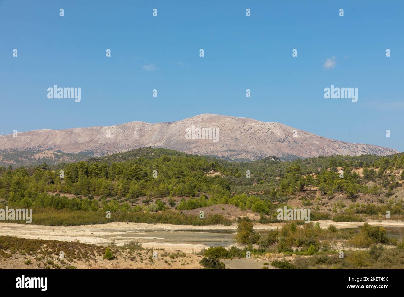 Vue panoramique sur le barrage de Gadouras. Résoudre les problèmes importants et cruciaux d'approvisionnement en eau.Rhodes, Grèce. Banque D'Images