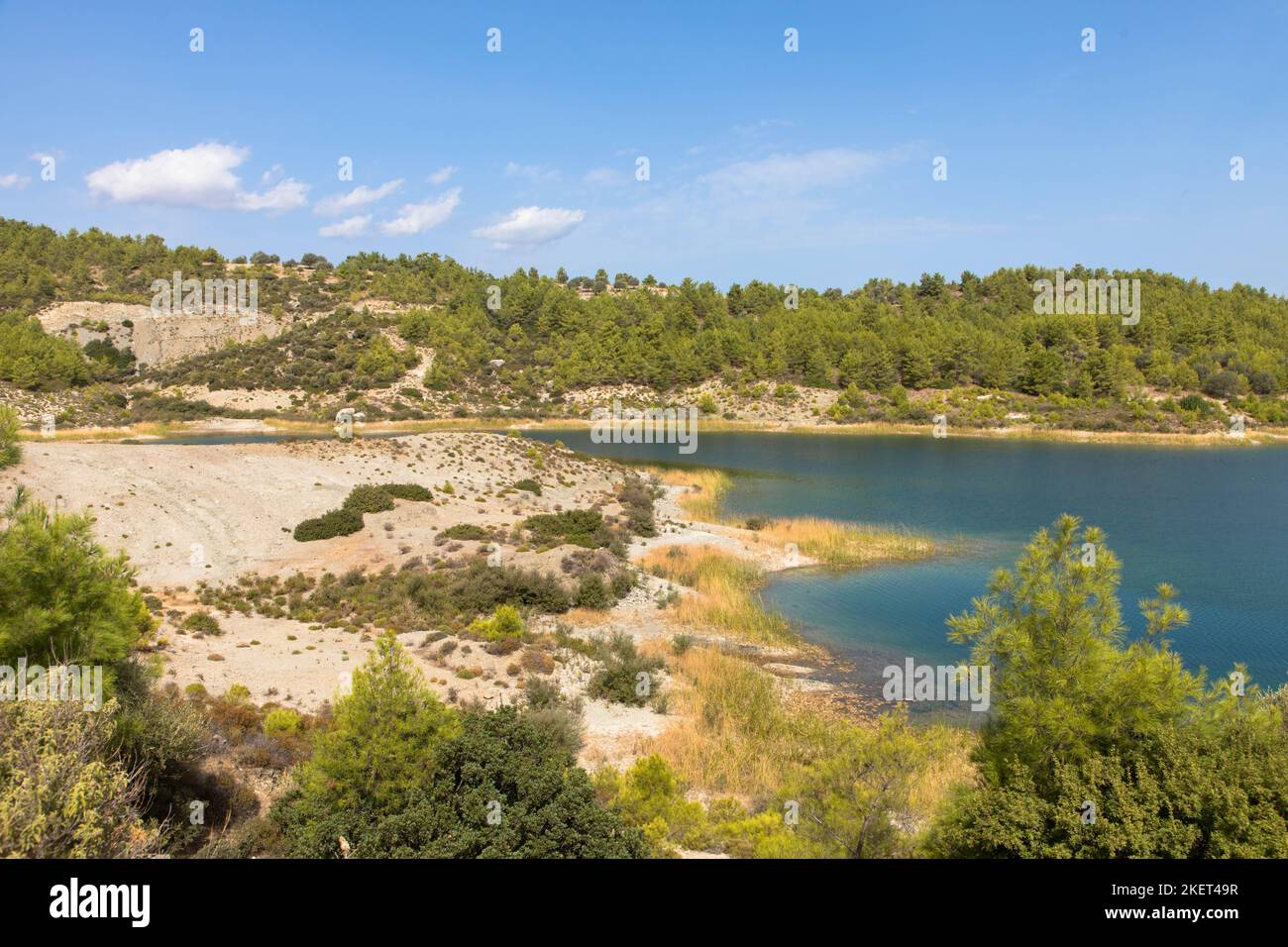 Vue panoramique sur le barrage de Gadouras. Résoudre les problèmes importants et cruciaux d'approvisionnement en eau.Rhodes, Grèce. Banque D'Images
