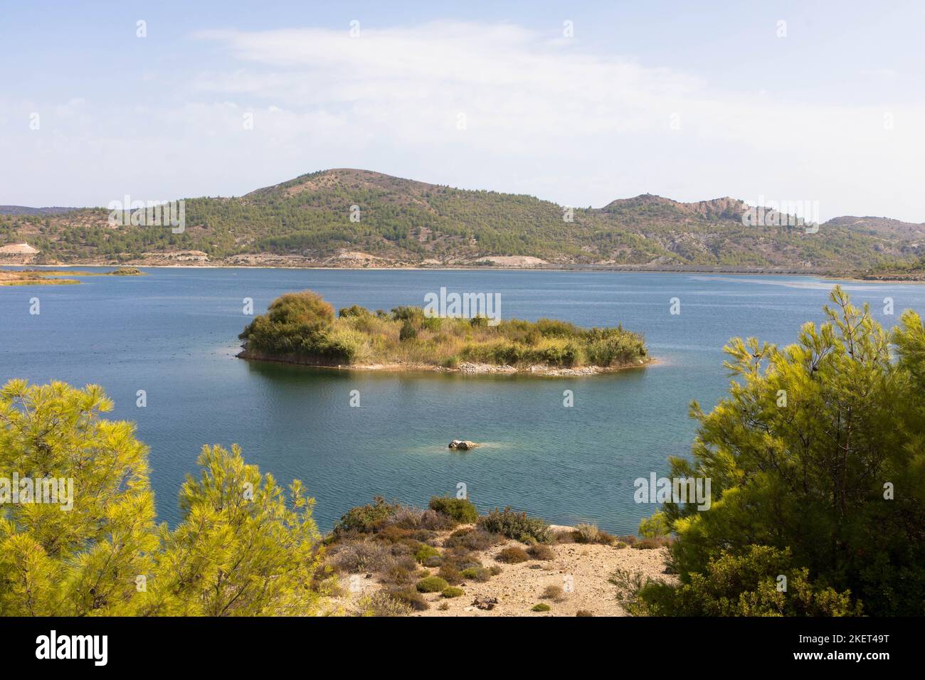 Vue panoramique sur le barrage de Gadouras. Résoudre les problèmes importants et cruciaux d'approvisionnement en eau.Rhodes, Grèce. Banque D'Images