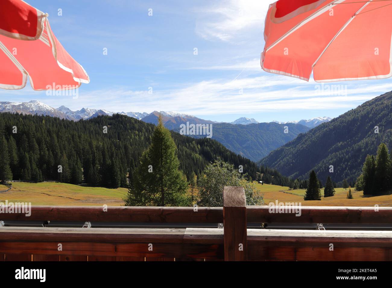 vue sur les montagnes depuis une terrasse avec parasols Banque D'Images
