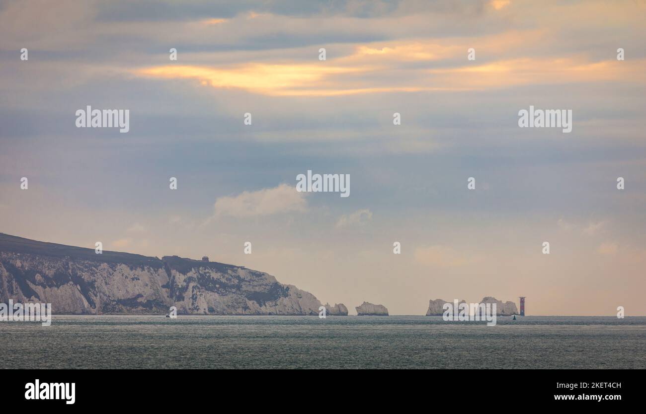 Traversée du Solent de Lymington à Yarmouth sur l'île de Wight avec vue sur les aiguilles au sud-est de l'Angleterre Banque D'Images