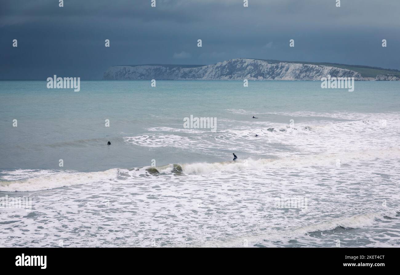 Surf dans les eaux orageux à marée haute à Compton Bay Isle of Wight, dans le sud-est de l'Angleterre Banque D'Images