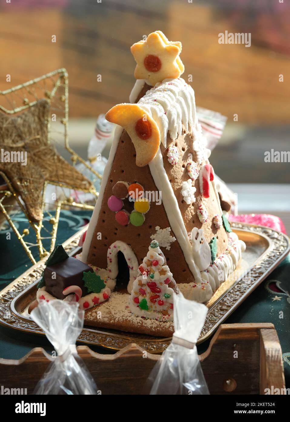 14 novembre 2022, Brandebourg, Oberkrämer/OT Schwante: Une maison de pain d'épice de la production de l'entreprise se tient sur une table lors d'un événement de presse à la boulangerie et confiserie Plentz. La maison de pain d'épice peut être achetée dans le magasin, mais aussi comme un kit avec des instructions détaillées dans la boutique en ligne. La 'construction de maison de pain d'épice' est également disponible sur 19.11.2022 pour la 'fin de la saison au four à bois' en plus des séminaires de cuisson Stollen et de la coupe traditionnelle du compteur stollen. En même temps, les boîtes remplies peuvent de nouveau être remises comme dons dans le cadre de t Banque D'Images