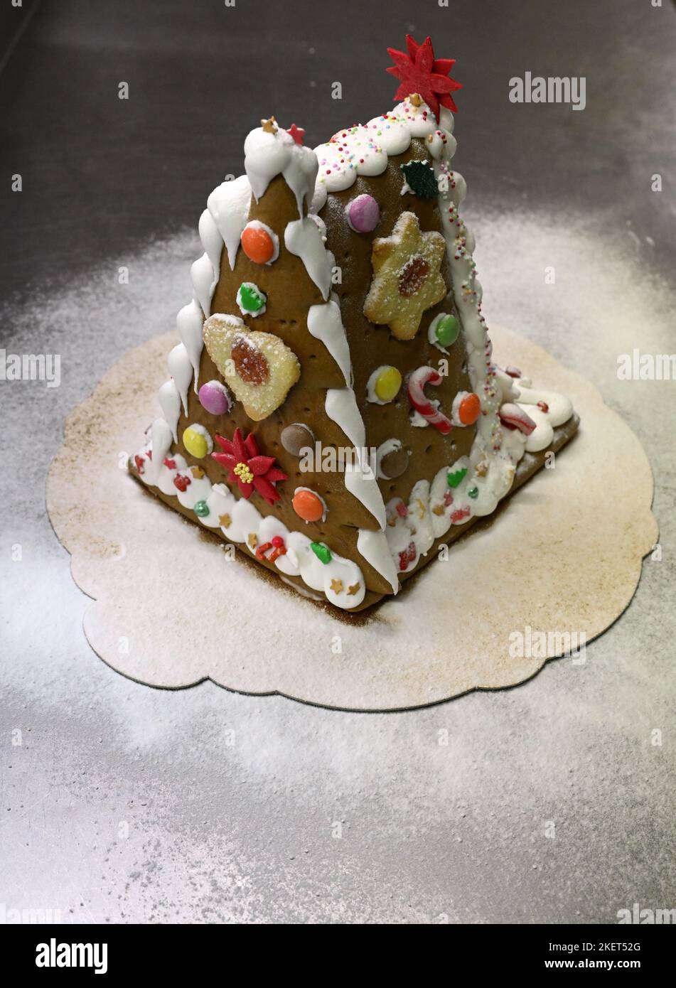14 novembre 2022, Brandebourg, Oberkrämer/OT Schwante: Une maison de pain d'épice de la production de l'entreprise se tient sur une table lors d'un événement de presse à la boulangerie et confiserie Plentz. La maison de pain d'épice peut être achetée dans le magasin, mais aussi comme un kit avec des instructions détaillées dans la boutique en ligne. La 'construction de maison de pain d'épice' est également disponible sur 19.11.2022 à la fin annuelle de 'season's End au four à bois' en plus des séminaires de cuisson Stollen et de la coupe traditionnelle du compteur stollen. En même temps, les boîtes remplies peuvent de nouveau être remises comme dons dans le cadre de la TH Banque D'Images