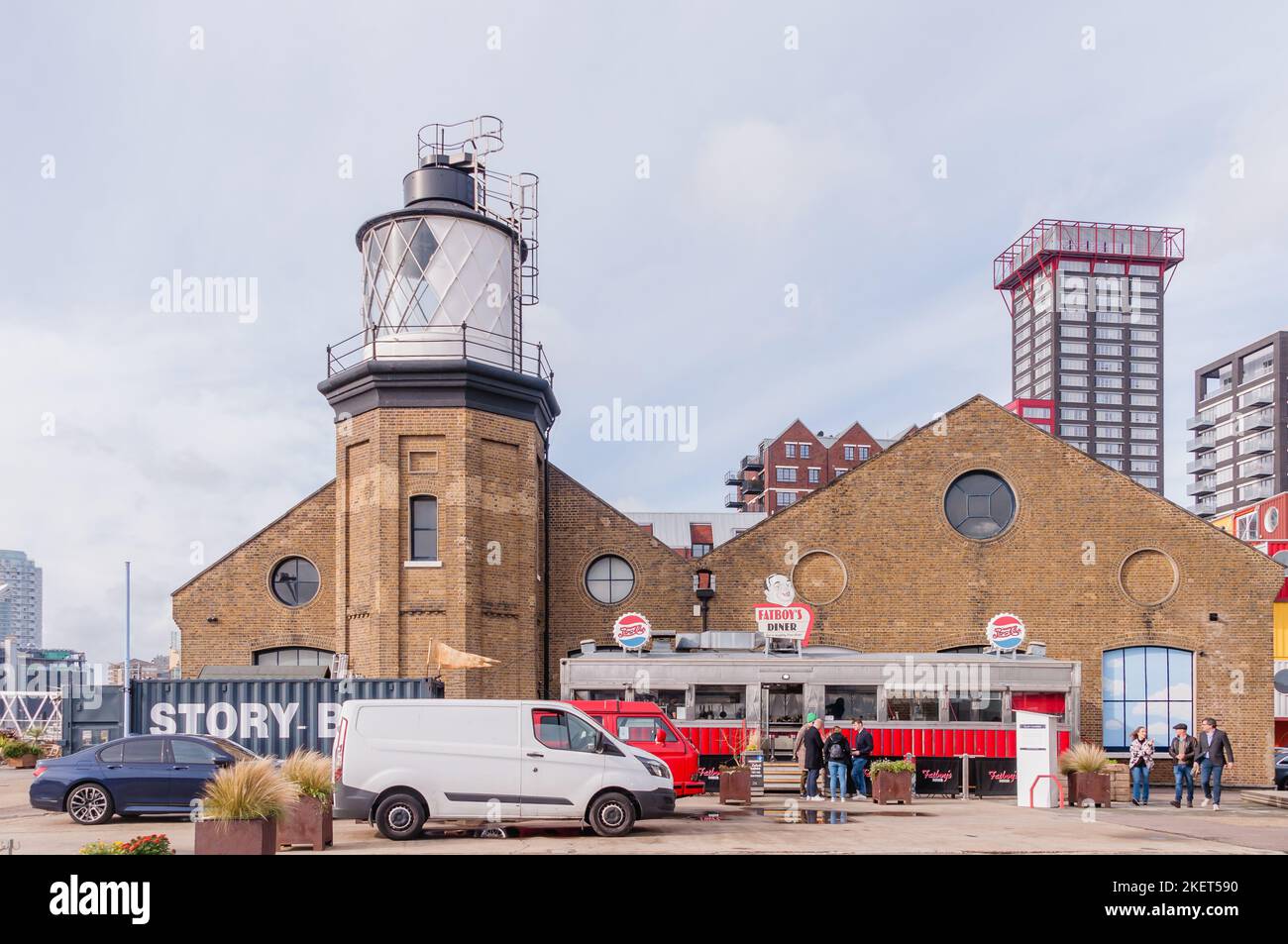 FAT Boys Diner, le café de style américain du quai de bouée trinity à côté de la Tamise à Londres. Montre le phare de trinity House au-delà Banque D'Images