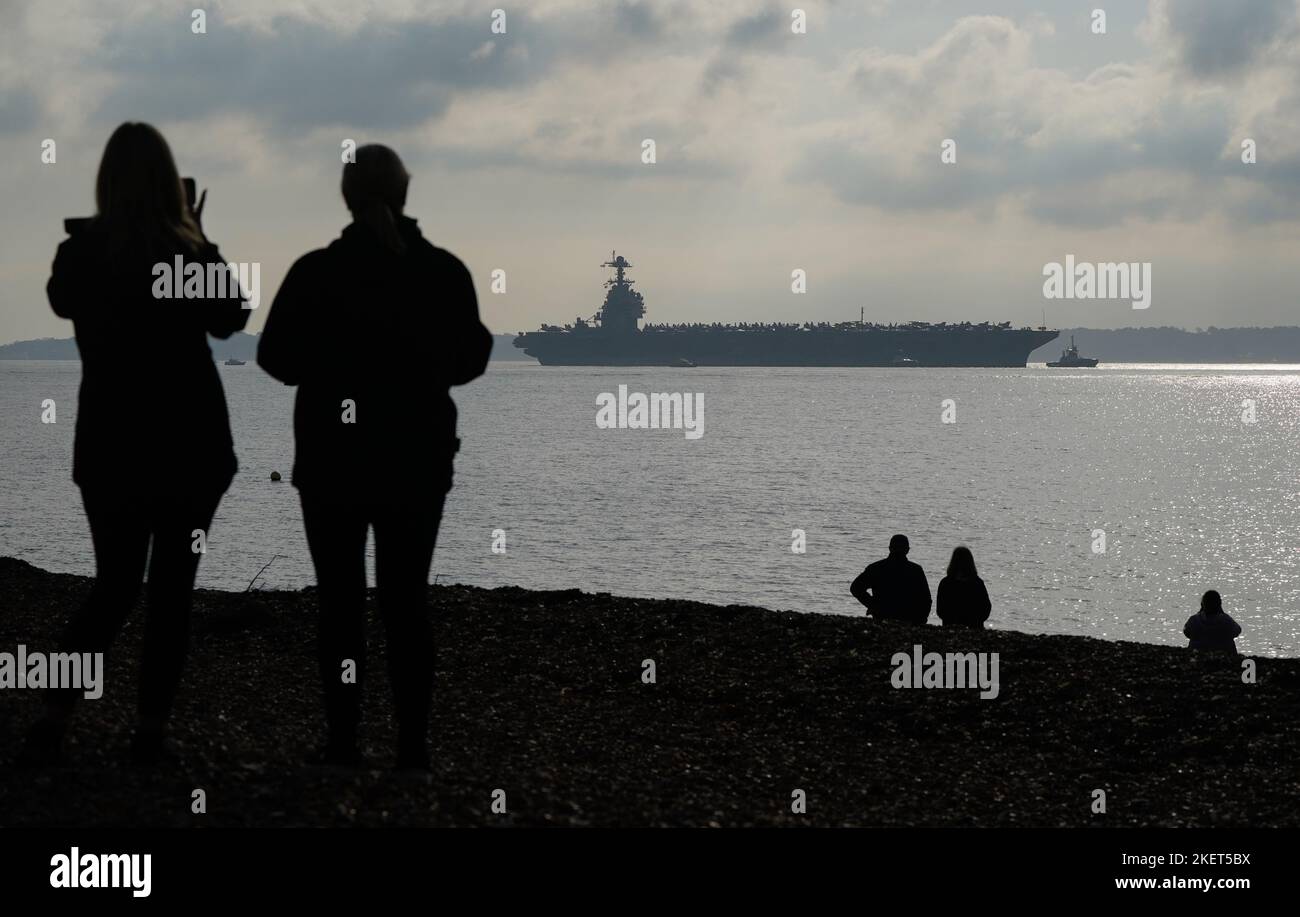 Les gens regardent l'USS Gerald R. Ford qui se rend à Stokes Bay dans le Solent, car le « plus grand navire de guerre du monde » passera quatre jours à s'ancrer au large de la côte du Hampshire pendant son déploiement inaugural. Date de la photo: Lundi 14 novembre 2022. Banque D'Images