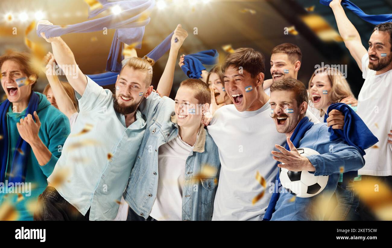 De jeunes fans de football argentins épris applaudissent l'équipe nationale de football avec des foulards bleus dans un stade bondé. Concept de sport, soutien, événement d'équipe Banque D'Images