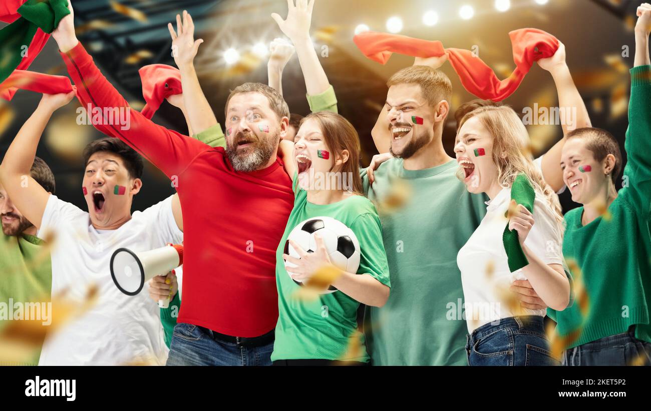 Un groupe de jeunes fans de football portugais, hommes et femmes, applaudissent l'équipe nationale de football avec des foulards rouges dans un stade bondé. Concept de sport, soutien Banque D'Images