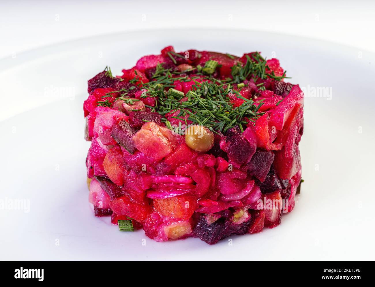 Vinaigrette. Salade de betteraves russes traditionnelles avec légumes durs, concombres marinés, chou aigre, huile d'olive et pois verts en conserve. Végétarien h Banque D'Images