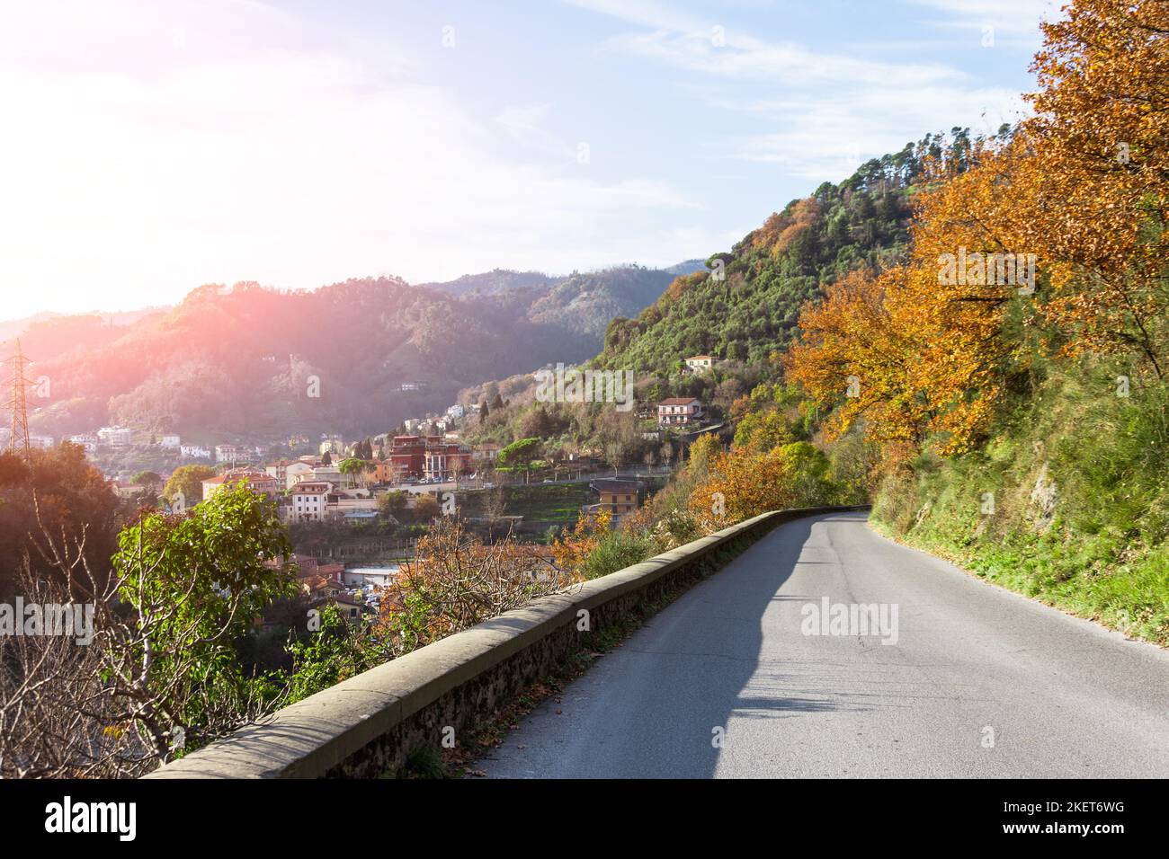 Tourner sur une route asphaltée étroite dans les montagnes Banque D'Images