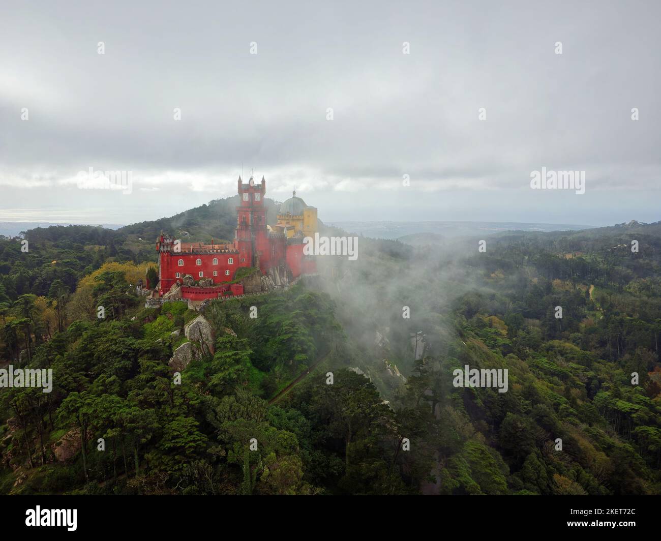 Vue aérienne sur le parc et le palais national de Pena à Sintra, Portugal, par une journée de brouillard. UNESCO. Visites historiques. Visites touristiques. Conte de fées. Banque D'Images