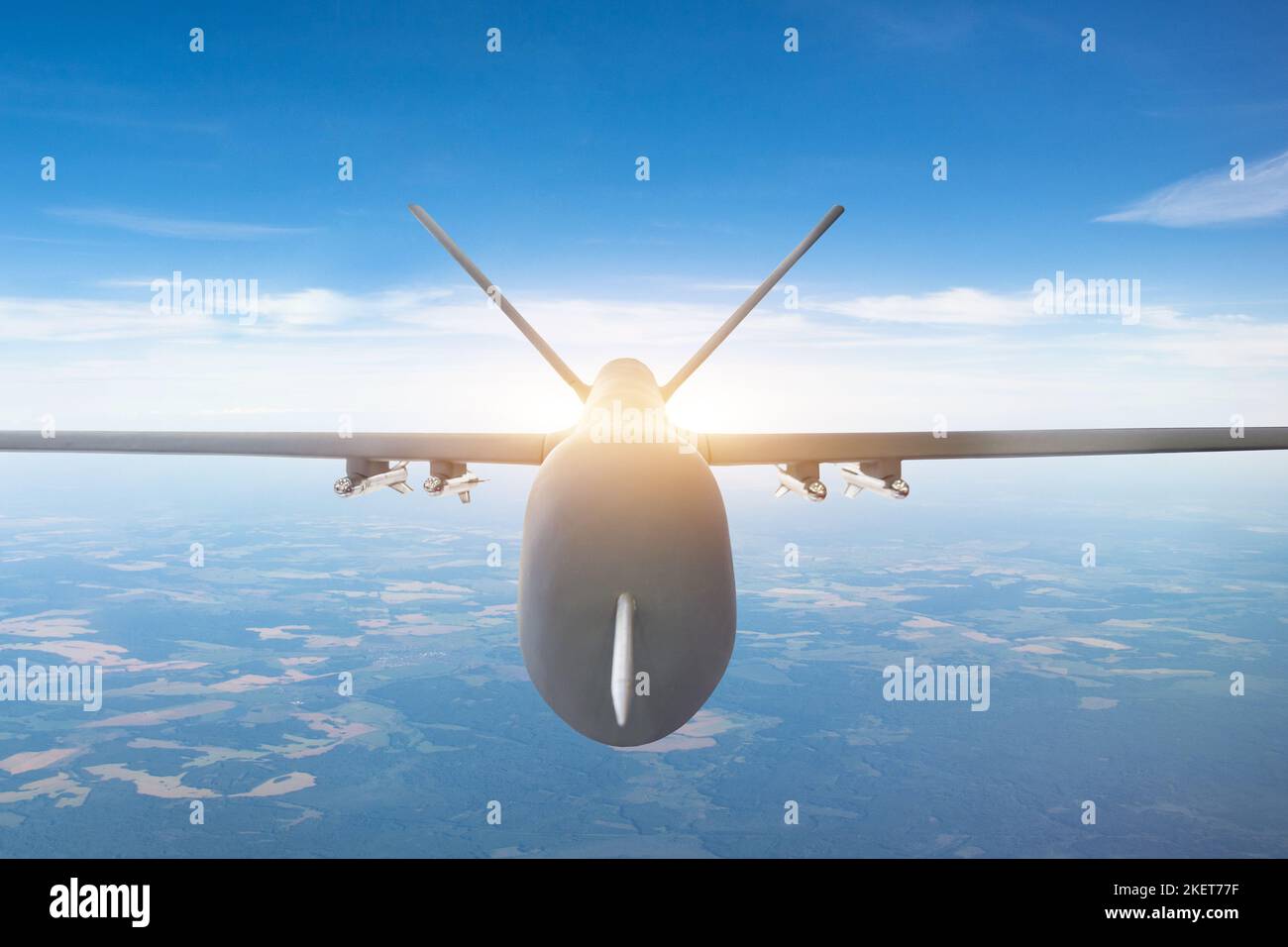 Vue rapprochée d'un drone militaire, volant haut dans le ciel Banque D'Images