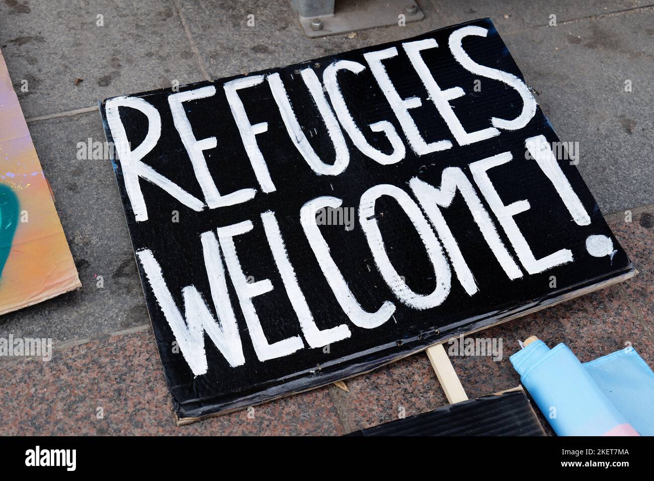 Signer écrit Bienvenue réfugiés. Acceptez les personnes en déplacement. Aider les migrants. Droits de l'homme. Signes de protestation. Ouvrez les bordures. Crise mondiale. Migrations Banque D'Images