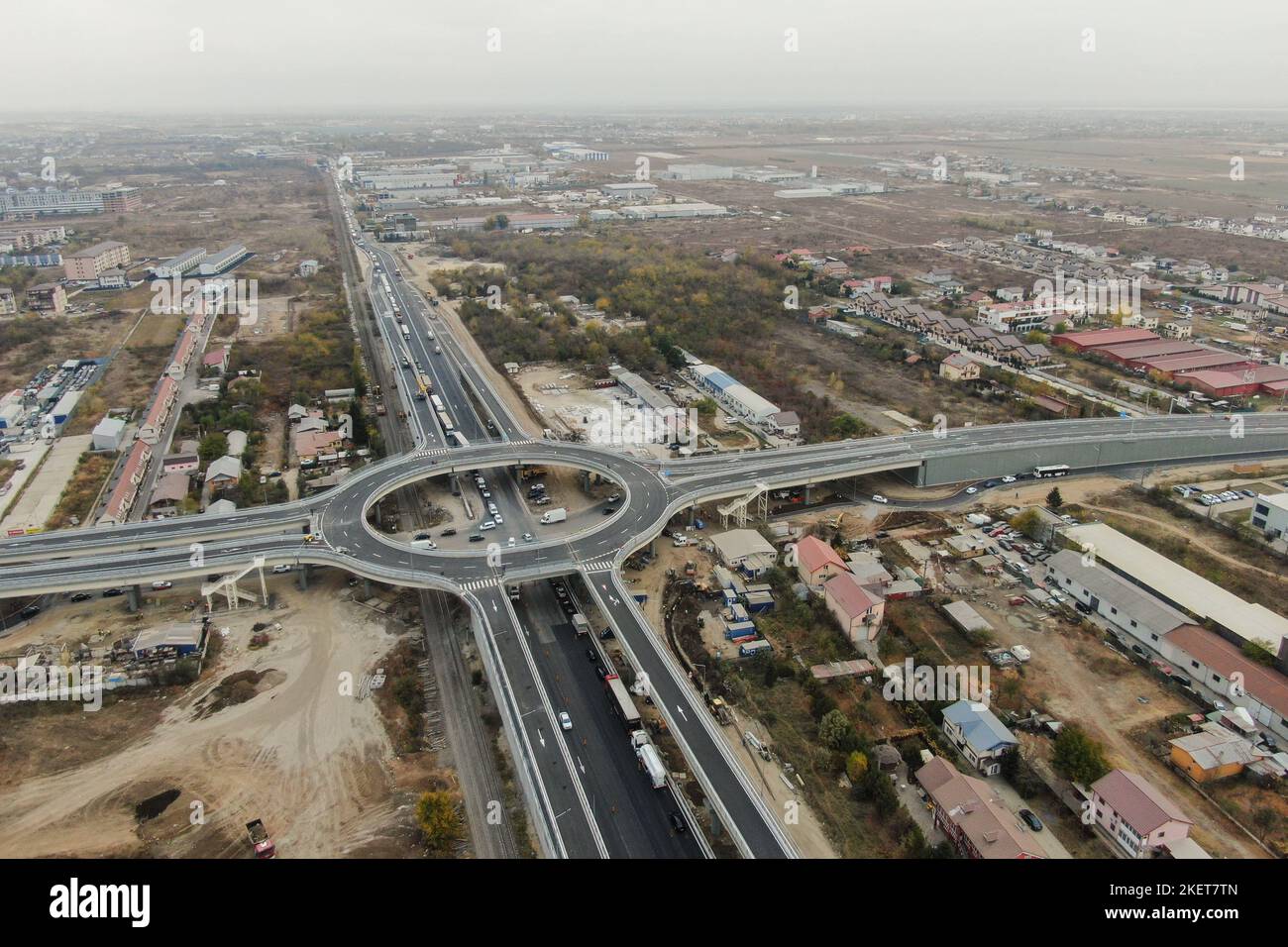 Bucarest, Roumanie - 7 novembre 2022 : vue aérienne d'un passage à Domnesti, sur le périphérique de Bucarest, quelques jours avant l'ouverture. Banque D'Images