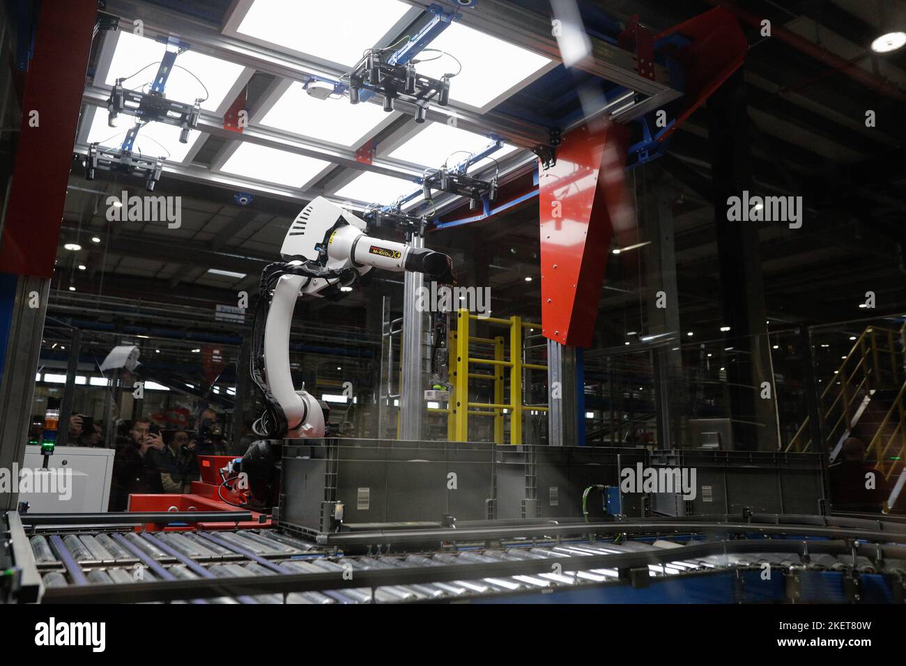 Bucarest, Roumanie - 7 novembre 2022 : robot automatisé dans une entreprise de commerce électronique et de livraison. Banque D'Images