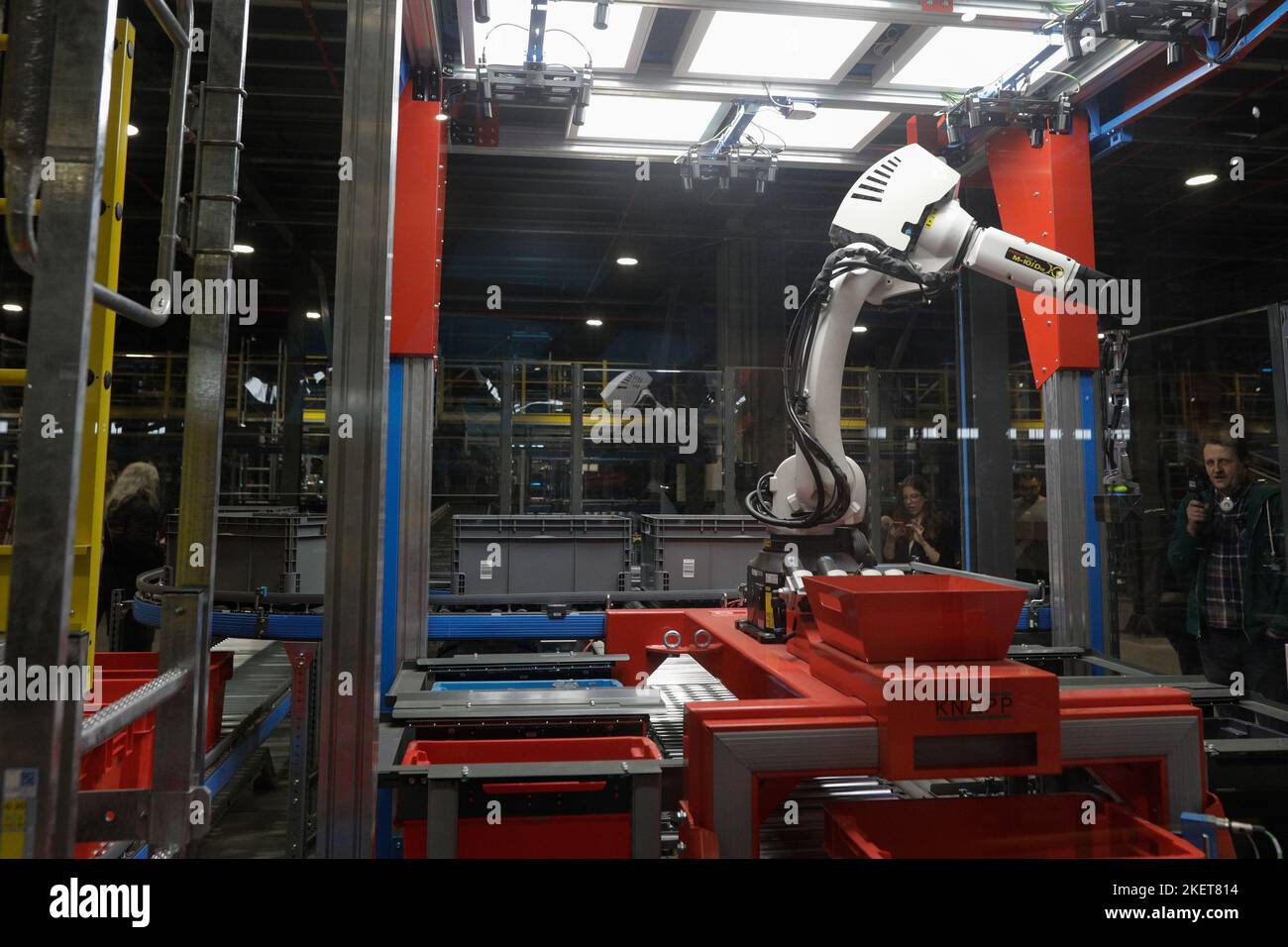 Bucarest, Roumanie - 7 novembre 2022 : robot automatisé dans une entreprise de commerce électronique et de livraison. Banque D'Images