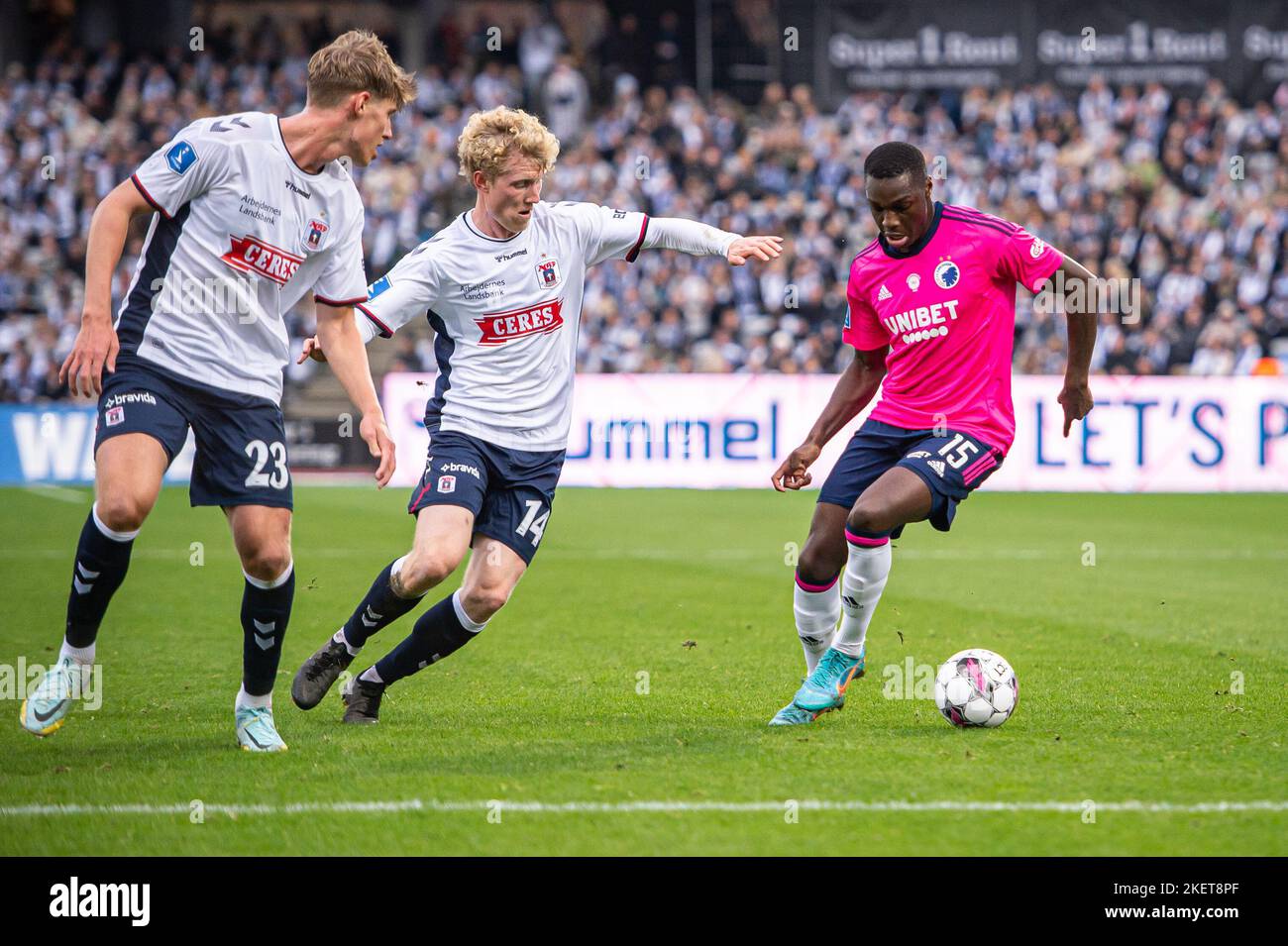 Aarhus, Danemark. 13th novembre 2022. Mohamed Daramy (15) du FC Copenhagen et Tobias Molgaard (14) de l'AGF vus lors du match Superliga de 3F entre le GF d'Aarhus et le FC Copenhagen au parc Ceres d'Aarhus. (Crédit photo : Gonzales photo/Alamy Live News Banque D'Images