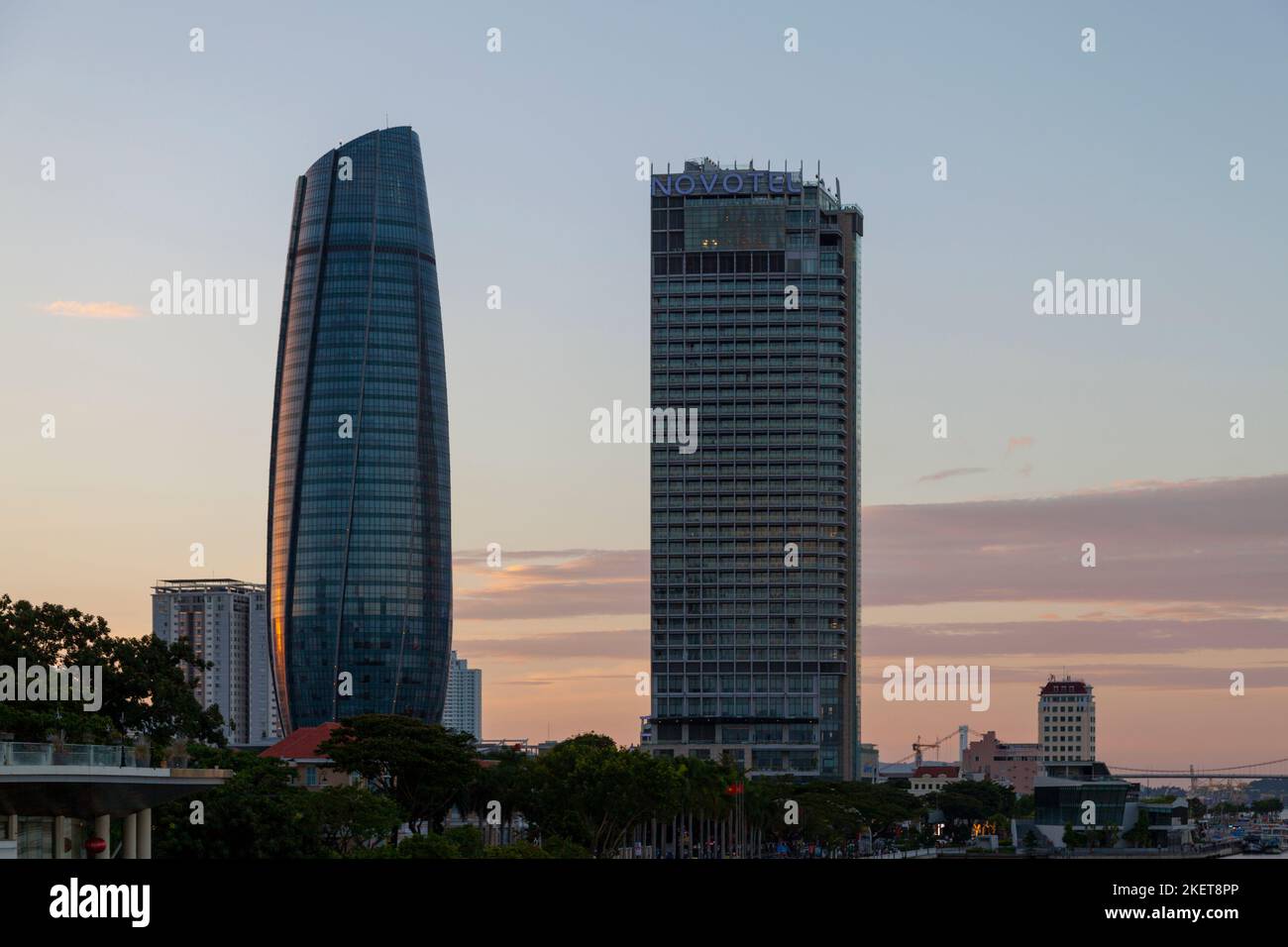 Da Nang, Vietnam - 20 août 2018 : le centre administratif de la ville de da Nang et le Novotel près du fleuve Han au crépuscule. Banque D'Images