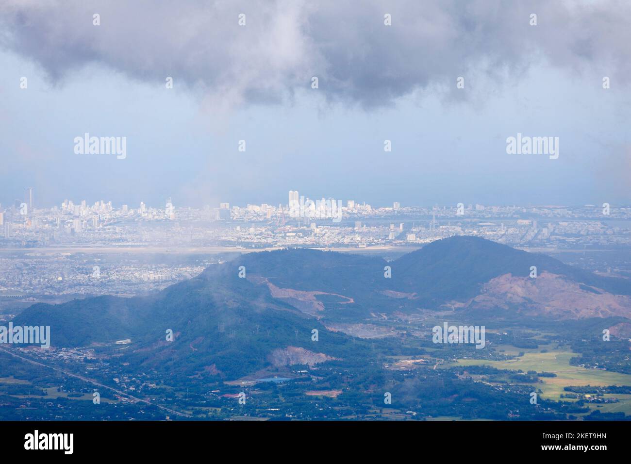 Vue aérienne de Da Nang depuis les collines de Ba Na. Banque D'Images