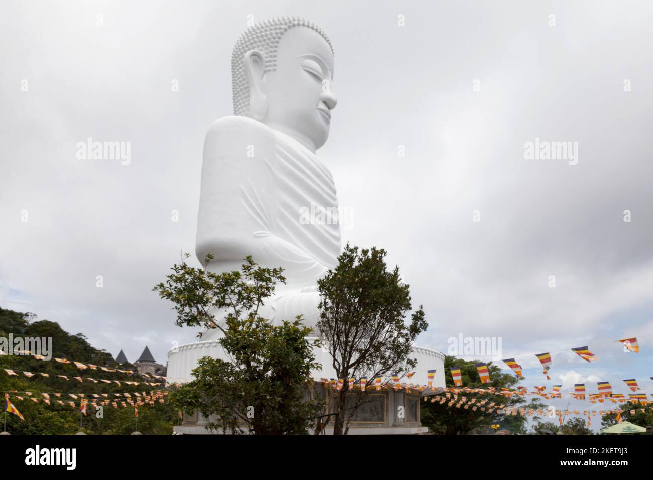 Statue de Bouddha blanc à la Pagode Linh Ung dans les collines Ba Na, Vietnam. Banque D'Images